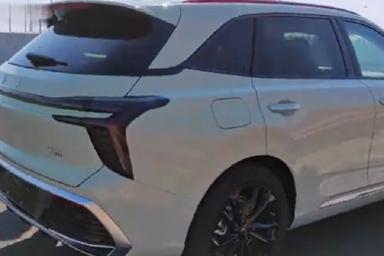 Việc chiếc chiếc SUV cỡ trung 5 chỗ ngồi Hồng Kỳ HS3 thế hệ mới ra mắt cũng là câu trả lời cho Hyundai Tucson liệu mà coi chừng, cũng trong triển lãm ô tô Thượng Hải 2023, hãng xe Hồng Kỳ cũng đã vén màn HS5, đối thủ chính của Hyundai SantaFe.