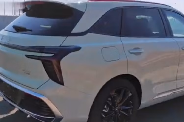 Việc chiếc chiếc SUV cỡ trung 5 chỗ ngồi Hồng Kỳ HS3 thế hệ mới ra mắt cũng là câu trả lời cho Hyundai Tucson liệu mà coi chừng, cũng trong triển lãm ô tô Thượng Hải 2023, hãng xe Hồng Kỳ cũng đã vén màn HS5, đối thủ chính của Hyundai SantaFe.