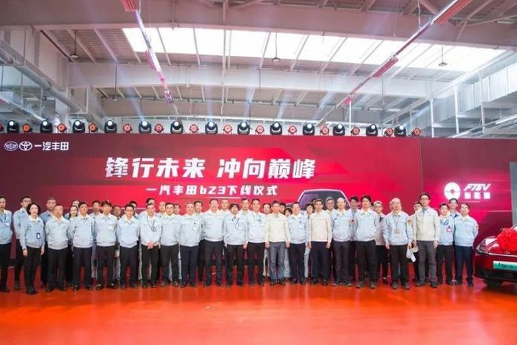 Tương tự bZ4X, bZ3 – mẫu sedan điện đầu tiên của Toyota được xây dựng trên nền tảng e-TNGA. Xe có 2 tùy chọn động cơ điện với công suất 181 mã lực hoặc 241 mã lực, kết hợp cụm pin dung lượng 50/65kWh do BYD sản xuất.