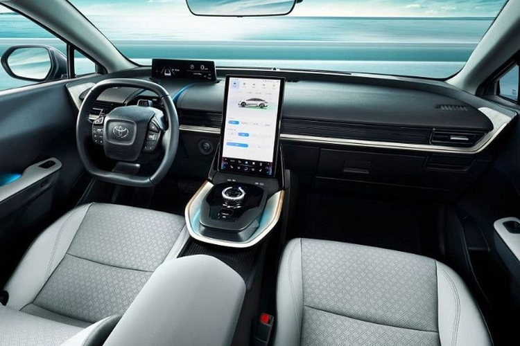 Toyota khẳng định bZ3 có hệ số lực cản không khí chỉ 0,218 Cd, nhờ đó xe lớn hơn và không gian nội thất 5 chỗ ngồi rộng rãi. Xe sở hữu vô lăng vát 2 đầu, bảng đồng hồ kỹ thuật số nằm sát với kính lái và màn hình cảm ứng trung tâm nằm dọc như xe Tesla... Ngoài ra, xe còn có núm xoay cỡ lớn để chuyển số và phanh tay điện tử nằm trên cụm điều khiển.