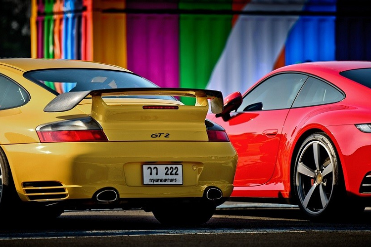 Trong khi đó, màu sắc tương ứng của thứ sáu là xanh dương dành cho trí tưởng tượng bay bổng. Chủ nhật lại đi với màu đỏ, biểu tượng của niềm đam mê. Đây cũng là ngày tổ chức sự kiện Das Treffen lần thứ 7.