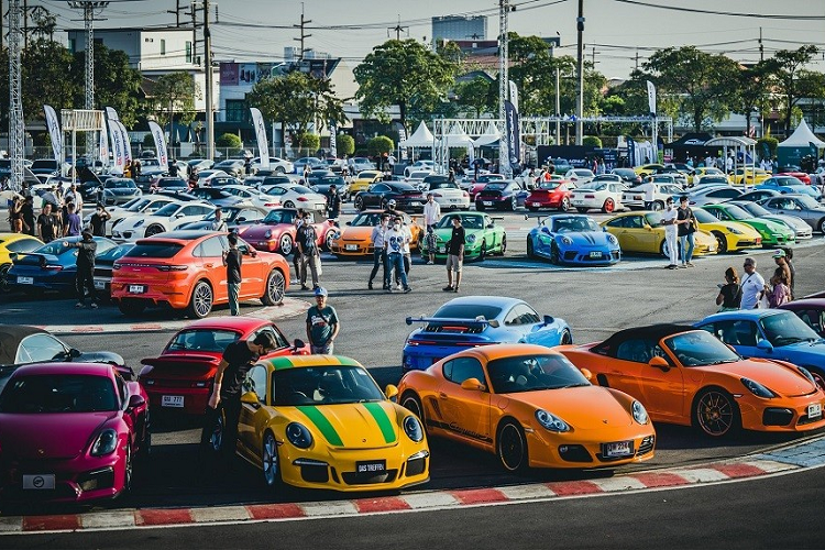 Chủ nhật, ngày 15/1/2023 vừa qua, cộng đồng chơi xe Porsche tại khu vực Đông Nam Á đã có dịp cùng nhau tụ họp tại sự kiện thường niên Das Treffen diễn ra ở thủ đô Bangkok của Thái Lan. Chủ đề của sự kiện năm nay là "Dreams in Colours" nhằm tri ân văn hóa địa phương tại Thái Lan.