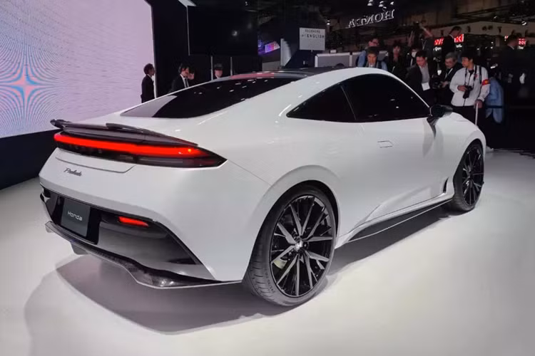 Tại đây, mẫu xe concept Prelude nhà Honda được trang bị cặp đèn pha sắc sảo, nối với nhau bằng dải đèn LED vắt ngang đầu xe. Trong khi đó, cản trước đi kèm hốc gió trung tâm với lưới màu đen.