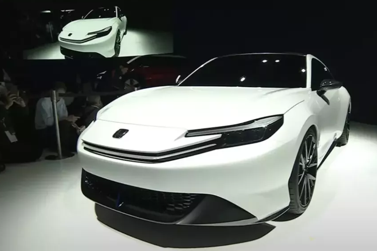 Trong khi đó, phần nóc của Honda Prelude dốc dần về phía sau, nối mượt mà với đuôi xe. Nếu như đầu xe của Honda Prelude giống Toyota thì khu vực phía sau lại khiến người ta nghĩ ngay tới Porsche 911 và Hyundai Ioniq 6. Xe được trang bị đèn hậu LED với thiết kế xuyên suốt, cánh gió đuôi và cản sau màu đen.