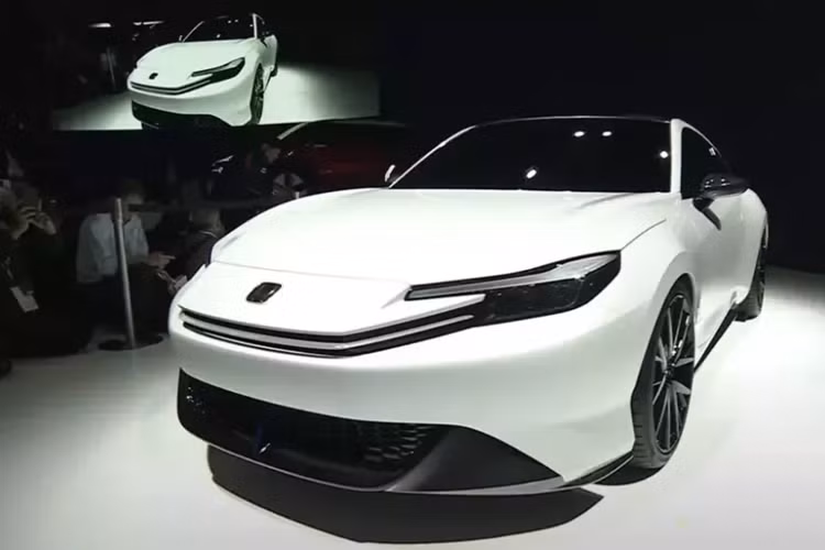 Trong khi đó, phần nóc của Honda Prelude dốc dần về phía sau, nối mượt mà với đuôi xe. Nếu như đầu xe của Honda Prelude giống Toyota thì khu vực phía sau lại khiến người ta nghĩ ngay tới Porsche 911 và Hyundai Ioniq 6. Xe được trang bị đèn hậu LED với thiết kế xuyên suốt, cánh gió đuôi và cản sau màu đen.