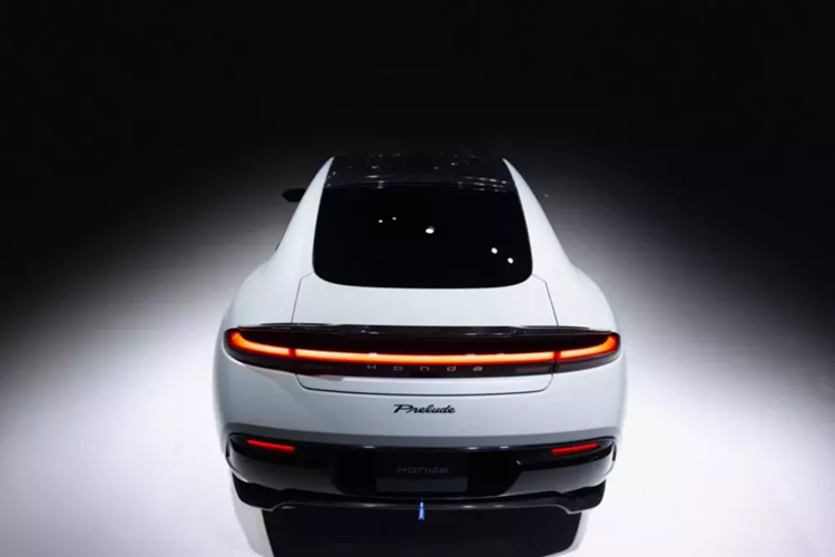Khu vực bên sườn của xe dường như vẫn giữ lại một số nét đặc trưng của đàn anh Honda Prelude trong quá khứ. Mẫu xe concept này được trang bị ốp gương chiếu hậu nhỏ gọn, sơn màu đen, tay nắm cửa ẩn và vành hợp kim đa chấu khá thể thao. Bộ vành màu đen này đi kèm cùm phanh màu xanh dương nổi bật.