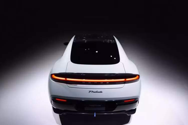 Khu vực bên sườn của xe dường như vẫn giữ lại một số nét đặc trưng của đàn anh Honda Prelude trong quá khứ. Mẫu xe concept này được trang bị ốp gương chiếu hậu nhỏ gọn, sơn màu đen, tay nắm cửa ẩn và vành hợp kim đa chấu khá thể thao. Bộ vành màu đen này đi kèm cùm phanh màu xanh dương nổi bật.