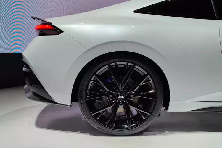 So với Honda Prelude trong quá khứ, mẫu xe concept mới này sở hữu kích thước lớn hơn nhiều cho phù hợp với xu hướng của toàn ngành công nghiệp ô tô. Có một điều thú vị là Honda Prelude trông khá giống xe Toyota nếu nhìn từ phía trước. Mẫu xe này được trang bị khu vực đầu xe gợi liên tưởng đến Toyota Prius và Crown thế hệ mới.