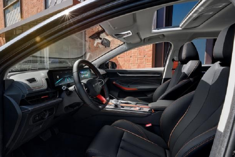 Ở đuôi xe, Arrizo 5 GT 2023 cũng tiếp nối thiết kế chung của các mẫu xe đang bán, vẫn là đèn chiếu sáng xuyên thấu kèm việc sơn đen phong cách, làm nổi bật định vị trẻ trung của xe. Ống xả kép chia đều 2 bên thể hiện thiết kế ngoại hình của một chiếc sedan thể thao.