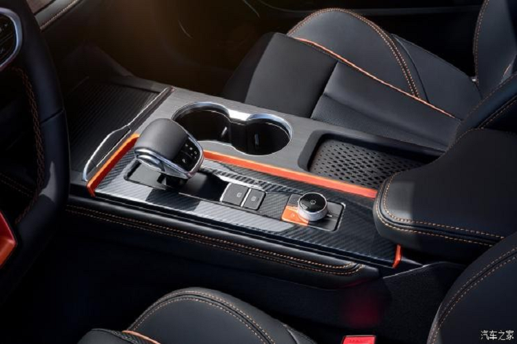 Bước vào bên trong, Arrizo 5 GT 2023 kết hợp nhiều yếu tố thiết kế màu đỏ ở các chi tiết. Chiếc xe mới áp dụng thiết kế màn hình kép rất phổ biến hiện nay, nhìn đơn giản nhưng đầy công nghệ, bảng đồng hồ và màn hình giải trí có kích thước đến 20,5 inch.