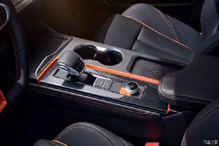 Bước vào bên trong, Arrizo 5 GT 2023 kết hợp nhiều yếu tố thiết kế màu đỏ ở các chi tiết. Chiếc xe mới áp dụng thiết kế màn hình kép rất phổ biến hiện nay, nhìn đơn giản nhưng đầy công nghệ, bảng đồng hồ và màn hình giải trí có kích thước đến 20,5 inch.