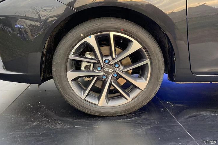 Arrizo 5 GT 2023 vẫn áp dụng ngôn ngữ thiết kế mà chúng ta rất quen thuộc trên các xe Lexus với toàn bộ phần mặt trước có bố cục hình chữ X, chính là lưới tản nhiệt hình con suốt..., ngoài ra, còn có sự kết nối chặt chẽ giữa cụm đèn pha mới và lưới tản nhiệt phía trước càng làm tăng thêm cảm giác tổng thể của mặt trước. Xe có chiều dài, chiều rộng và chiều cao lần lượt là 4.710 x 1.829 x 1.490 mm, chiều dài cơ sở 2.670 mm.