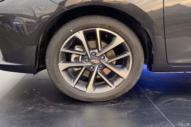 Arrizo 5 GT 2023 vẫn áp dụng ngôn ngữ thiết kế mà chúng ta rất quen thuộc trên các xe Lexus với toàn bộ phần mặt trước có bố cục hình chữ X, chính là lưới tản nhiệt hình con suốt..., ngoài ra, còn có sự kết nối chặt chẽ giữa cụm đèn pha mới và lưới tản nhiệt phía trước càng làm tăng thêm cảm giác tổng thể của mặt trước. Xe có chiều dài, chiều rộng và chiều cao lần lượt là 4.710 x 1.829 x 1.490 mm, chiều dài cơ sở 2.670 mm.