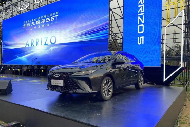 Arrizo 5 GT 2023 được trang bị động cơ 1.5T và 1.6T, cả 2 hệ truyền động này sẽ đồng bộ với hộp số vô cấp CVT và hộp số ly hợp kép hứa hẹn sẽ mang đến nhiều trải nghiệm thú vị hơn cho khách khi ngồi sau vô lăng xe. Ra mắt lần đầu tiên vào năm ngoái nhưng đến nay, Chery vẫn giữ nguyên thiết kế cho xe Arrizo 5 GT 2023, điều này đã khiến không ít người cho rằng hãng xe Trung Quốc này rất gan lỳ trong việc "nhái trắng trợn" các hãng xe nổi tiếng.