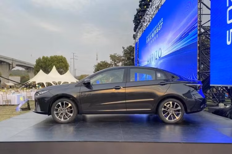 Khách hàng mua xe Arrizo 5 GT 2023 sẽ nhận được rất nhiều ưu đãi về giá, cụ thể, Chery mang đến nhiều đặc quyền mua xe bao gồm quà tặng thay thế dễ dàng, quà tặng chất lượng trọn đời, quà tặng tài chính không lo lắng, quà tặng giao thông siêu tốc và quà tặng ước mơ 10.000 nhân dân tệ.