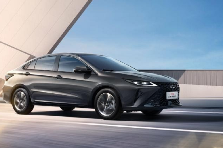 Cụ thể, là phần đầu xe của Arrizo 5 GT 2023 chẳng khác gì Chery đi sao chép các mẫu xe LX và RX đời cũ của Lexus sang từ đèn pha đến lưới tản nhiệt hình con suốt còn tại Việt Nam, dân chơi xe hay lên đời Toyota Camry qua bộ lưới tản nhiệt của Lexus chứ chưa ai nghĩ độ cả đèn pha. Có vẻ, khách mua xe Arrizo 5 GT 2023 giá rẻ sẽ cảm thấy rất sang khi mặt tiền chiếc sedan Trung Quốc rất chi là Lexus của Nhật Bản.