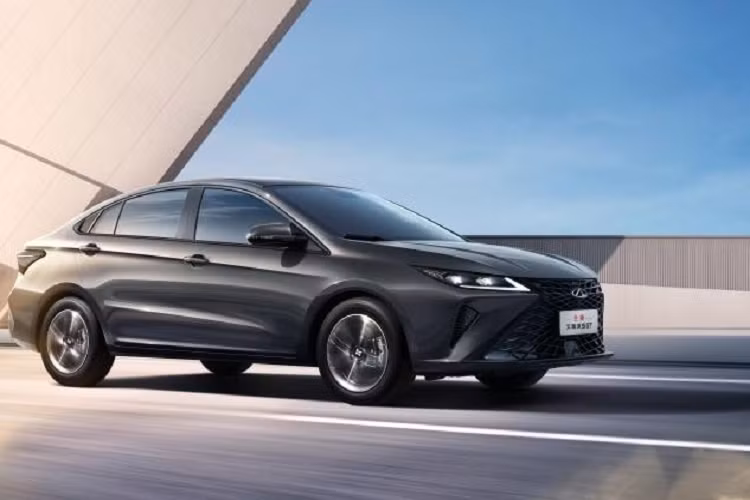 Cụ thể, là phần đầu xe của Arrizo 5 GT 2023 chẳng khác gì Chery đi sao chép các mẫu xe LX và RX đời cũ của Lexus sang từ đèn pha đến lưới tản nhiệt hình con suốt còn tại Việt Nam, dân chơi xe hay lên đời Toyota Camry qua bộ lưới tản nhiệt của Lexus chứ chưa ai nghĩ độ cả đèn pha. Có vẻ, khách mua xe Arrizo 5 GT 2023 giá rẻ sẽ cảm thấy rất sang khi mặt tiền chiếc sedan Trung Quốc rất chi là Lexus của Nhật Bản.