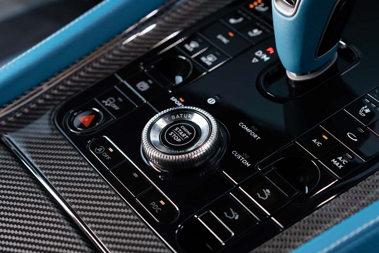 Được gọi bằng cái tên “Naim for Mulliner", hệ thống âm thanh của Batur bao gồm 20 loa với 6 loa tweeter, 9 loa midrange, 2 loa trầm (woofer), 2 bộ chuyển đổi âm trầm chủ động và 1 loa siêu trầm (subwoofer). Trong đó, loa tweeter và midrange có thêm phần mềm mới, được chọn để tạo ra tiếng treble mượt mà. Theo Bentley, loa midrange là trang bị khó chế tạo nhất vì phải cân bằng giữa âm treble và bass đồng thời chuyển đổi mượt mà giữa 2 âm này.