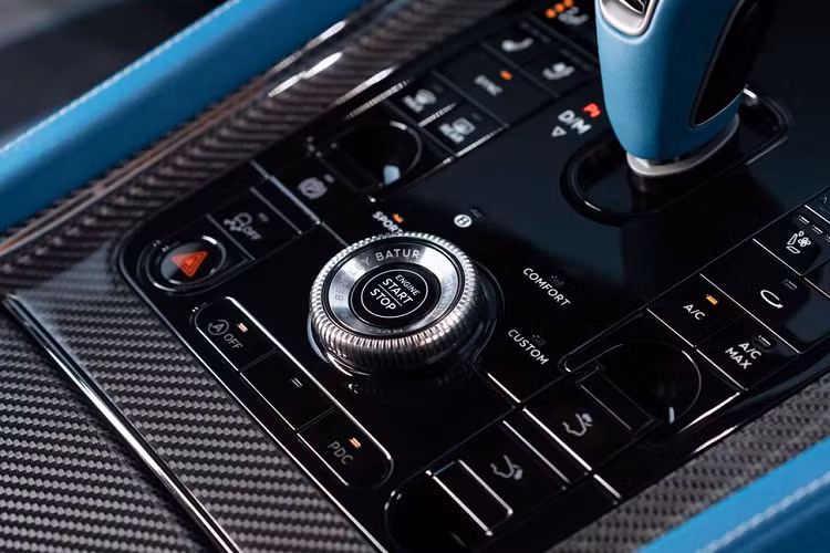 Được gọi bằng cái tên “Naim for Mulliner", hệ thống âm thanh của Batur bao gồm 20 loa với 6 loa tweeter, 9 loa midrange, 2 loa trầm (woofer), 2 bộ chuyển đổi âm trầm chủ động và 1 loa siêu trầm (subwoofer). Trong đó, loa tweeter và midrange có thêm phần mềm mới, được chọn để tạo ra tiếng treble mượt mà. Theo Bentley, loa midrange là trang bị khó chế tạo nhất vì phải cân bằng giữa âm treble và bass đồng thời chuyển đổi mượt mà giữa 2 âm này.