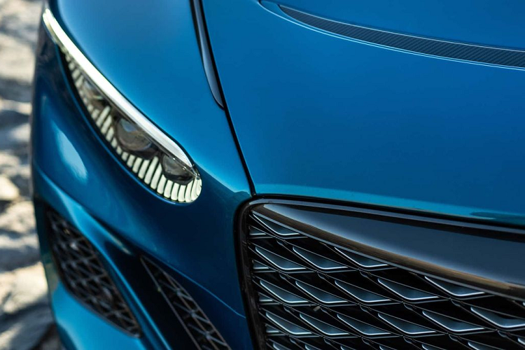 Ngoài ra, Bentley Batur còn có những chi tiết bằng vàng khác ở điều hòa và vô lăng. Lượng vàng bên trong xe có trọng lượng tối đa 210 gam. Khi mua mẫu xe siêu sang này, khách hàng có đến cả triệu trang bị tùy chọn để chi tiền. Ví dụ như ghế của xe có thể bọc bằng da carbon, sợi tổng hợp tự nhiên, da lộn hoặc sợi tái chế.