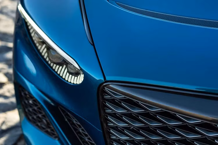 Ngoài ra, Bentley Batur còn có những chi tiết bằng vàng khác ở điều hòa và vô lăng. Lượng vàng bên trong xe có trọng lượng tối đa 210 gam. Khi mua mẫu xe siêu sang này, khách hàng có đến cả triệu trang bị tùy chọn để chi tiền. Ví dụ như ghế của xe có thể bọc bằng da carbon, sợi tổng hợp tự nhiên, da lộn hoặc sợi tái chế.