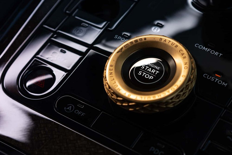 Không chỉ có hệ thống âm thanh "hàng tuyển", Bentley Batur còn đắt giá vì nội thất có thể trang trí bằng vàng 18 karat in 3D. Chi tiết bằng vàng nổi bật nhất bên trong xe chính là viền của núm xoay Charisma Dial trên cụm điều khiển trung tâm. Núm xoay này dùng để chọn các chế độ lái của xe đồng thời tích hợp nút bấm khởi động máy.