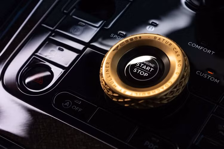 Không chỉ có hệ thống âm thanh "hàng tuyển", Bentley Batur còn đắt giá vì nội thất có thể trang trí bằng vàng 18 karat in 3D. Chi tiết bằng vàng nổi bật nhất bên trong xe chính là viền của núm xoay Charisma Dial trên cụm điều khiển trung tâm. Núm xoay này dùng để chọn các chế độ lái của xe đồng thời tích hợp nút bấm khởi động máy.