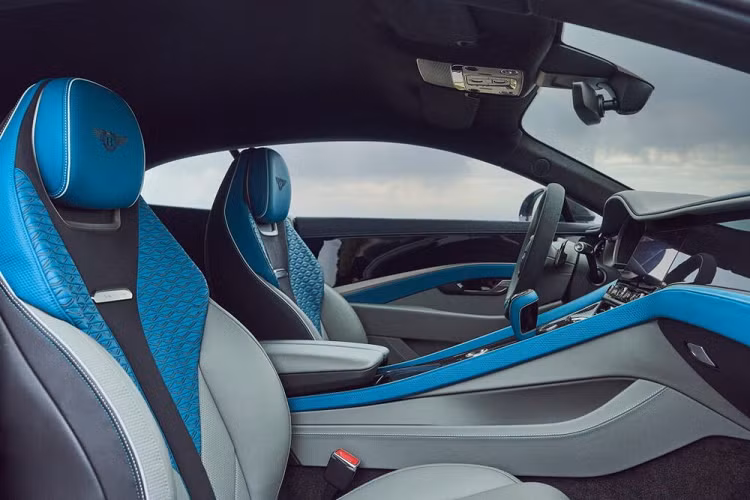 Theo hãng Bentley, hệ thống âm thanh Naim trên Bentley Batur là kết quả của 10.000 giờ phát triển và sáng tạo. Đây là sản phẩm hợp tác giữa bộ phận Mulliner của Bentley, hãng âm thanh Naim và Focal. Đồng thời, trang bị này được phát triển dựa trên hệ thống âm thanh “Naim for Bentley” đã phục vụ khách hàng của thương hiệu Anh quốc trong hơn 15 năm qua.