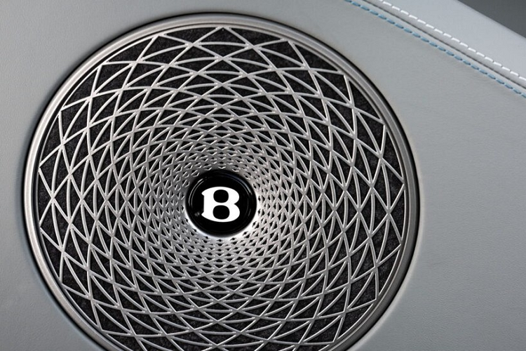 Góp một phần vào giá bán đắt đỏ kể trên chính là hệ thống âm thanh Bentley Batur. Mẫu xe siêu sang này được trang bị hệ thống âm thanh mới phát triển của Naim với giá bán lên tới 25.000 Bảng (khoảng 763 triệu đồng). Như vậy, riêng hệ thống âm thanh này đã có giá ngang ngửa bản thấp của những mẫu xe như Mazda CX-5 hoặc Toyota Corolla Cross ở Việt Nam.