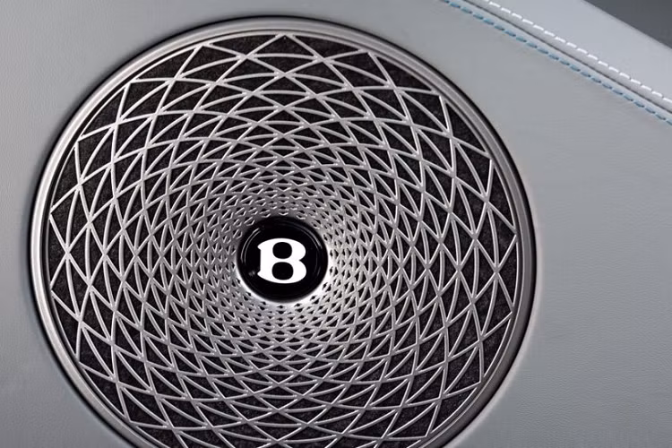 Góp một phần vào giá bán đắt đỏ kể trên chính là hệ thống âm thanh Bentley Batur. Mẫu xe siêu sang này được trang bị hệ thống âm thanh mới phát triển của Naim với giá bán lên tới 25.000 Bảng (khoảng 763 triệu đồng). Như vậy, riêng hệ thống âm thanh này đã có giá ngang ngửa bản thấp của những mẫu xe như Mazda CX-5 hoặc Toyota Corolla Cross ở Việt Nam.