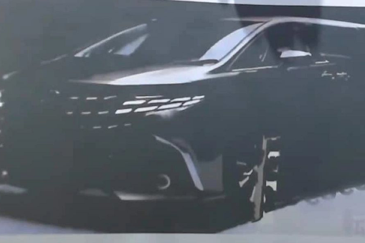 Vào tháng 2 vừa qua, Toyota Alphard thế hệ mới đã được hé lộ trong một sự kiện ra mắt nội bộ được tổ chức tại Trung Quốc. Ngoại hình của xe gây chú ý với phần hông xe được dập nổi hình tia sét và có điểm ốp chrome. Phần cột B không được đánh giá cao ở phiên bản cũ, nay đã sở hữu một thiết kế đồng nhất hơn và cung cấp tầm nhìn rộng hơn cho người lái, đi cùng với cửa ra vào dạng trượt.