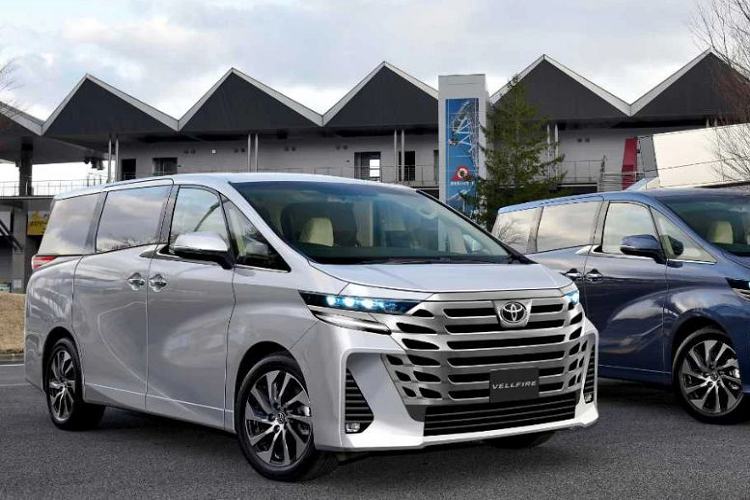 Về phần đuôi xe, Toyota Alphard 2024 mới sở hữu cụm đèn hậu mới liền mạch hơn so với phiên bản tiền nhiệm, kết hợp với dòng chữ “ALPHARD” đặt ở giữa tạo cảm giác bề thế hơn thay vì được đặt nhỏ gọn ở góc trái xe như trước.