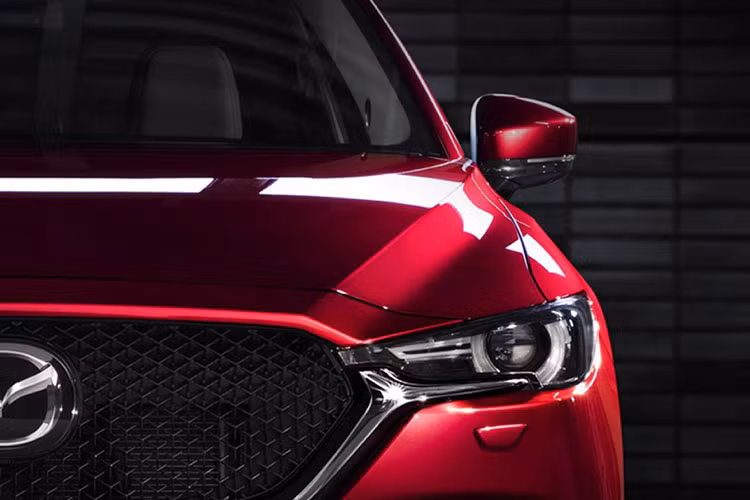 Vào hồi tháng 2/2023, ông Mitsuru Wakiie, Giám đốc sản phẩm của hãng Mazda, đã khẳng định không chắc chắn về tương lai của dòng xe CX-5, ám chỉ việc mẫu SUV cỡ C này sẽ bị "khai tử". Tuy nhiên, chỉ sau 4 tháng, hãng hãng xe Nhật Bản lại "quay xe" khi xác nhận Mazda CX-5 thế hệ mới sẽ sớm được ra mắt.