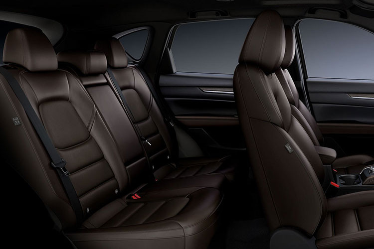 Cách đây không lâu, Mazda CX-5 2023 cũng đã bị bắt gặp khi đang được vận chuyển trên đường phố Việt Nam. Ở phiên bản nâng cấp, mẫu SUV cỡ C này chỉ thay đổi nhẹ về thiết kế và trang bị. Cụ thể, xe có thêm lưới tản nhiệt, đèn pha, dải đèn LED định vị ban ngày, vành la-zăng và đèn hậu mới.