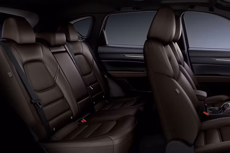 Cách đây không lâu, Mazda CX-5 2023 cũng đã bị bắt gặp khi đang được vận chuyển trên đường phố Việt Nam. Ở phiên bản nâng cấp, mẫu SUV cỡ C này chỉ thay đổi nhẹ về thiết kế và trang bị. Cụ thể, xe có thêm lưới tản nhiệt, đèn pha, dải đèn LED định vị ban ngày, vành la-zăng và đèn hậu mới.