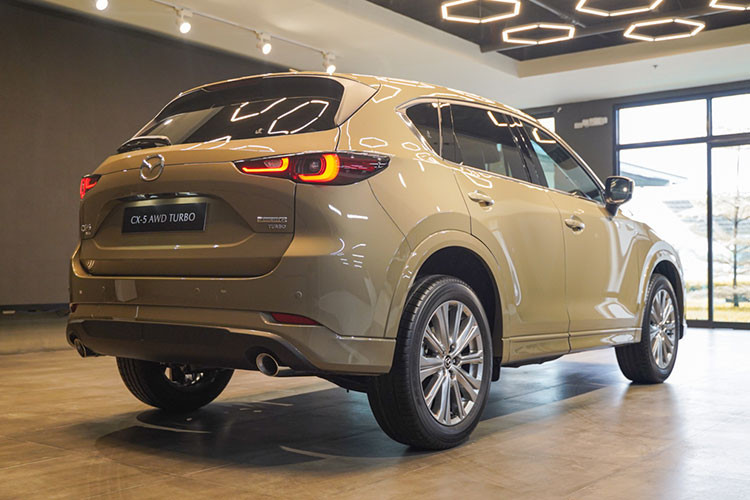 Hiện chưa có thông tin về trang bị của Mazda CX-5 2023 ở Việt Nam. Trong khi đó, tại thị trường Indonesia, mẫu xe này được trang bị ghế bọc da, ghế chỉnh điện/nhớ vị trí, màn hình giải trí 8 inch, hỗ trợ Apple CarPlay/Android Auto, hệ thống âm thanh Bose 10 loa, màn hình hiển thị thông tin kính lái HUD, sạc điện thoại không dây, gương chiếu hậu chống chói, chìa khóa thông minh khởi động nút bấm...