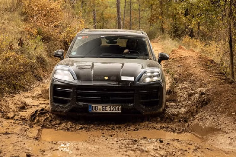 Hệ thống cầu sau trên chiếc Cayenne EV sẽ được sử dụng chung với hệ thống của chiếc Macan EV, cùng với hệ thống khoá vi sai điều chỉnh bằng điện tử và thông tin này cũng được hãng này xác nhận.