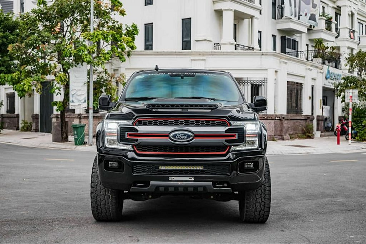 Trên một số hội nhóm, trang mua bán xe cũ mới đây bất ngờ xuất hiện một loạt các bài đăng rao bán “hàng hiếm” Ford F-150 Harley-Davidson đã qua sử dụng, thu hút rất nhiều sự chú ý từ giới mê xe trong nước.