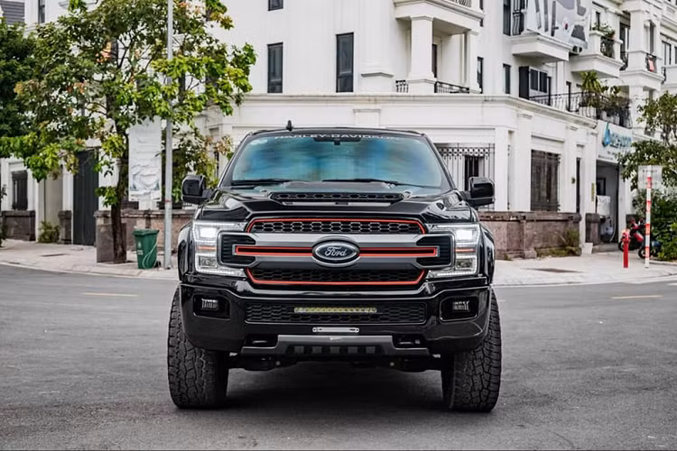 Trên một số hội nhóm, trang mua bán xe cũ mới đây bất ngờ xuất hiện một loạt các bài đăng rao bán “hàng hiếm” Ford F-150 Harley-Davidson đã qua sử dụng, thu hút rất nhiều sự chú ý từ giới mê xe trong nước.