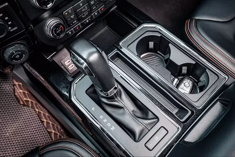 Phần đuôi xe, Ford F-150 Harley-Davidson cũng sở hữu phong cách tương đồng với những "người anh em" F-150 khác với thiết kế vuông vức, mạnh mẽ cùng logo phiên bản Harley-Davidson to bản sơn đen lì cực kỳ cá tính. Cặp ống xả được đặt cân đối ở hai bên hông xe cùng thiết kế trẻ trung, năng động không kém các mẫu xe thể thao thông thường.