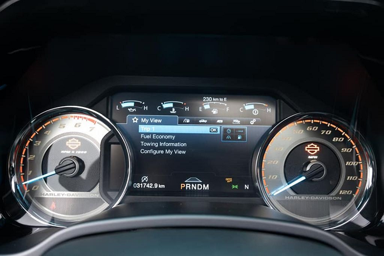 Bên trong khoang cabin, Ford F-150 Harley-Davidson mang một tông màu nội thất đen tuyền với ghế khâu kết hợp chỉ cam tương phản. Một vài chi tiết nhỏ như logo phiên bản Harley-Davidson ở ốp bậc cửa, cụm đồng hồ hay thảm sản là điểm nhấn đặc biệt trên phiên bản này.