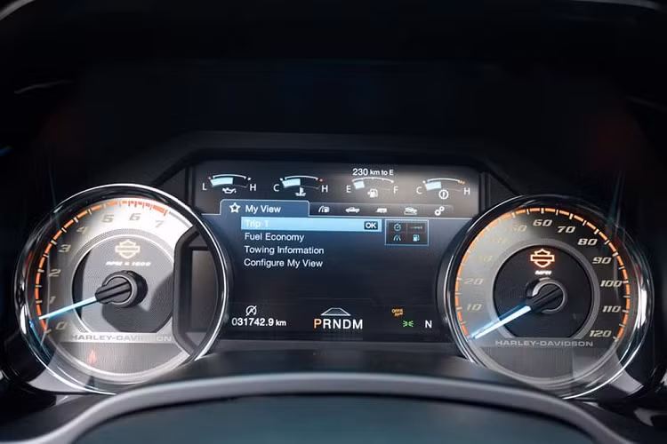 Bên trong khoang cabin, Ford F-150 Harley-Davidson mang một tông màu nội thất đen tuyền với ghế khâu kết hợp chỉ cam tương phản. Một vài chi tiết nhỏ như logo phiên bản Harley-Davidson ở ốp bậc cửa, cụm đồng hồ hay thảm sản là điểm nhấn đặc biệt trên phiên bản này.