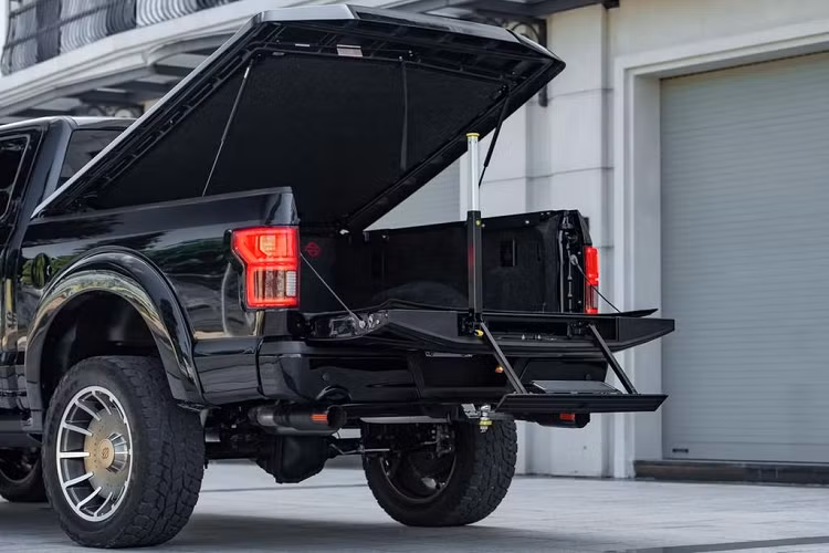 So với phiên bản tiêu chuẩn, F-150 Harley-Davidson có điểm khác biệt nằm ở trang bị nội, ngoại thất. Đầu tiên có thể kể tới mặt ca-lăng to bản sơn đen viền đỏ cá tính được làm mới kết hợp với dải đèn Led phụ gắn thêm vào cản trước, hốc gió trên nắp ca-pô, ống trang trí, vòm bánh xe mới, móc kéo xe...