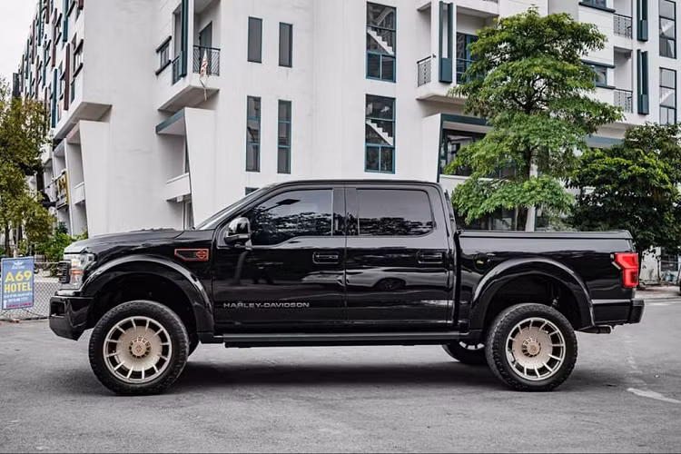 Theo thông tin từ người bán chia sẻ, chiếc Ford F-150 Harley-Davidson này được sản xuất vào năm 2018 và nhập khẩu nguyên chiếc từ Mỹ về Việt Nam. ODO của xe hiện đang ở mức gần 34.000 km. Mức giá xe Ford F-150 Harley-Davidson 2018 đưa ra là 6 tỷ đồng. Trong khi đó, vào thời điểm mới về nước xe có mức giá khoảng 7 tỷ đồng, chưa bao gồm các chi phí lăn bánh.