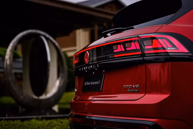 Hệ thống âm thanh Harman Kardon 12 loa, cửa cốp chỉnh điện với cảm biến đá chân, màn hình hiển thị thông tin kính lái HUD, điều hòa tự động, đèn viền trang trí, sạc điện thoại không dây và phanh tay điện tử.