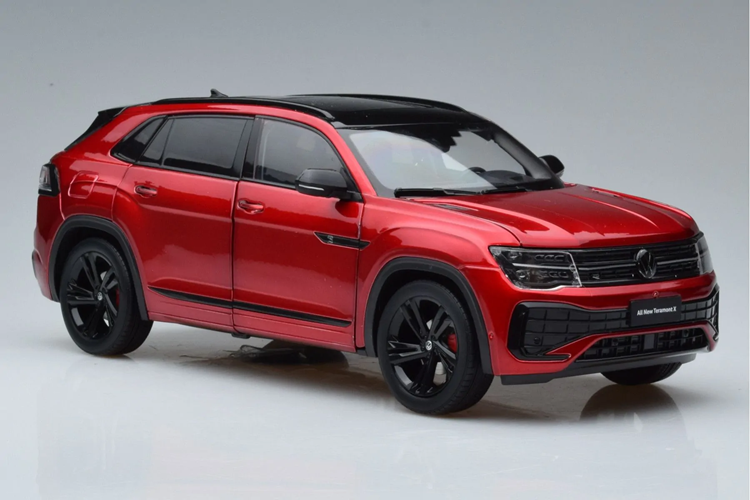 Logo trên cửa cốp của mẫu SUV lai Coupe này cũng tích hợp đèn ẩn như phía trước trong khi tem chữ nổi "Teramont X" nằm ngay bên dưới. Cản sau của xe đi kèm dải đèn phản quang kéo dài và đầu ống xả giả. Dù có kích thước lớn nhưng Volkswagen Teramont X lại chỉ được trang bị nội thất 2 hàng ghế với 5 chỗ ngồi.