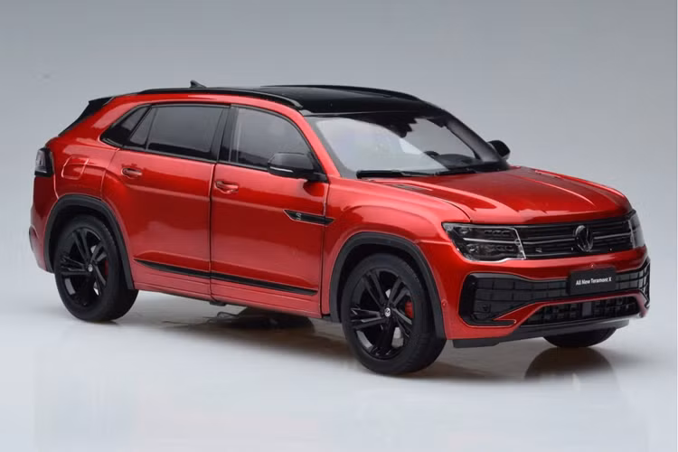 Logo trên cửa cốp của mẫu SUV lai Coupe này cũng tích hợp đèn ẩn như phía trước trong khi tem chữ nổi "Teramont X" nằm ngay bên dưới. Cản sau của xe đi kèm dải đèn phản quang kéo dài và đầu ống xả giả. Dù có kích thước lớn nhưng Volkswagen Teramont X lại chỉ được trang bị nội thất 2 hàng ghế với 5 chỗ ngồi.