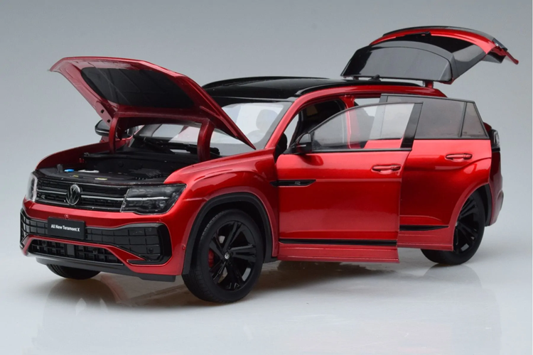 Khác biệt tiếp theo Volkswagen Teramont X nằm ở phần nóc dốc mượt mà về phía sau theo phong cách xe coupe. Tùy theo phiên bản, xe sẽ dùng vành có đường kính từ 18 - 21 inch. Vòng ra phía sau, chúng ta sẽ bắt gặp cụm đèn hậu LED với thiết kế xuyên suốt, nằm vắt ngang đuôi xe và được bao quanh bằng ốp màu đen.