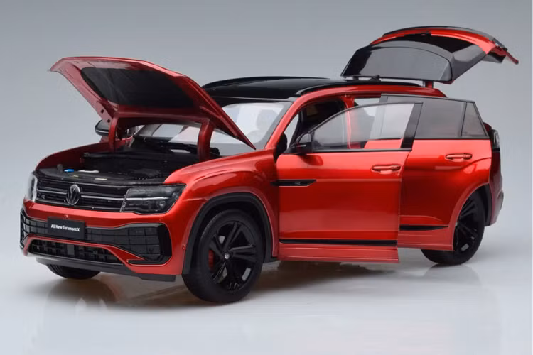 Khác biệt tiếp theo Volkswagen Teramont X nằm ở phần nóc dốc mượt mà về phía sau theo phong cách xe coupe. Tùy theo phiên bản, xe sẽ dùng vành có đường kính từ 18 - 21 inch. Vòng ra phía sau, chúng ta sẽ bắt gặp cụm đèn hậu LED với thiết kế xuyên suốt, nằm vắt ngang đuôi xe và được bao quanh bằng ốp màu đen.