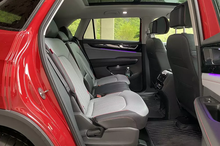 So với Teramont thông thường, Volkswagen Teramont X sở hữu thiết kế ngoại thất phong cách hơn nhưng cũng hi sinh sự thực dụng. Đồng thời, những chi tiết thiết kế ngoại thất của mẫu xe này cũng không giống hoàn toàn với Volkswagen Teramont.